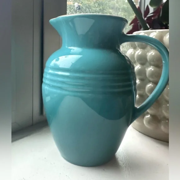 Le Creuset Discontinued 2 qt Caribbean Blue pitcher - Picture 1 of 4
